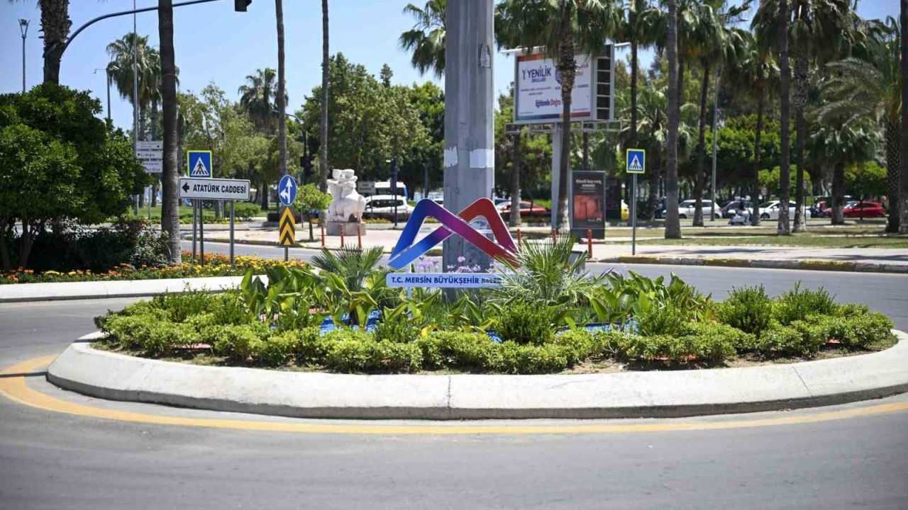 Mersin’i yaz çiçekleri süslüyor