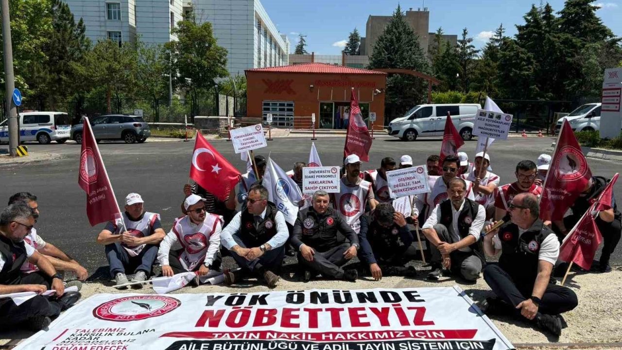 Üniversite idari personelinden YÖK önünde tayin-na