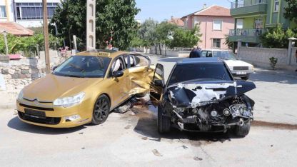 Karaman’da iki otomobilin çarpıştığı kazada 3 kişi yaralandı: Kaza anı kameraya yansıdı