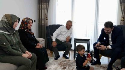 Bakan Kurum’dan depremzede Yusuf ve dedesine ziyaret