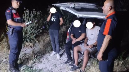 Gezmek için çıktıkları dağda yönlerini kaybeden 3 kişiyi AFAD buldu