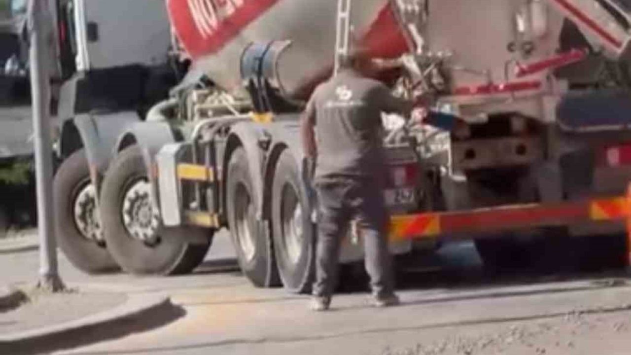 Ankara’da beton mikserden taşan beton yola döküldü