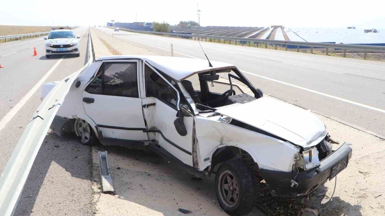 Bariyerlere çarpan otomobil iki büklüm oldu: 1 yaralı