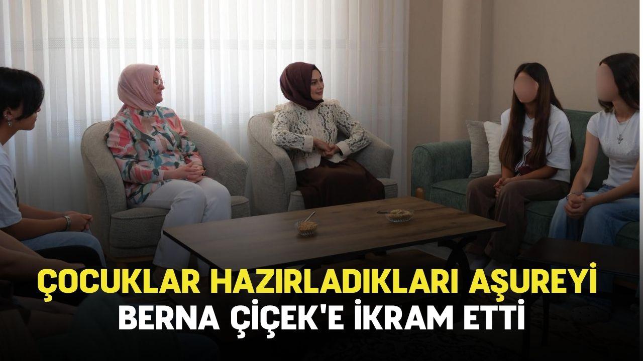 Çocuklar hazırladıkları aşureyi Berna Çiçek'e ikram etti