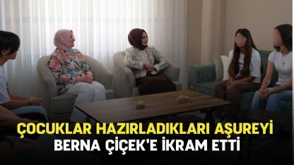Çocuklar hazırladıkları aşureyi Berna Çiçek'e ikram etti