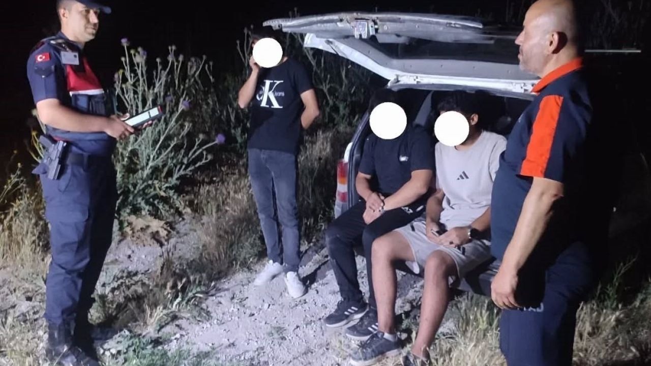 Gezmek için çıktıkları dağda yönlerini kaybeden 3 kişiyi AFAD buldu