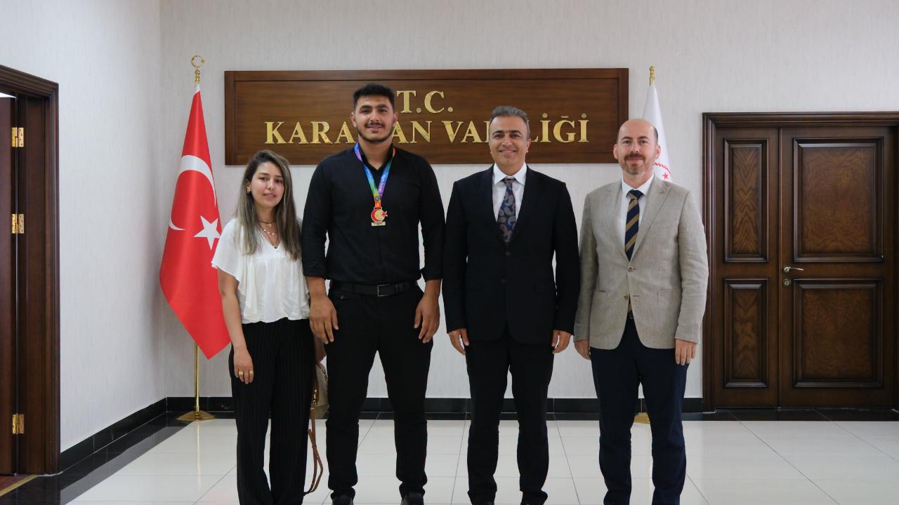 Karaman Valisi Hayrettin Çiçek Türkiye Şampiyonu güreşçiyi makamında ağırladı