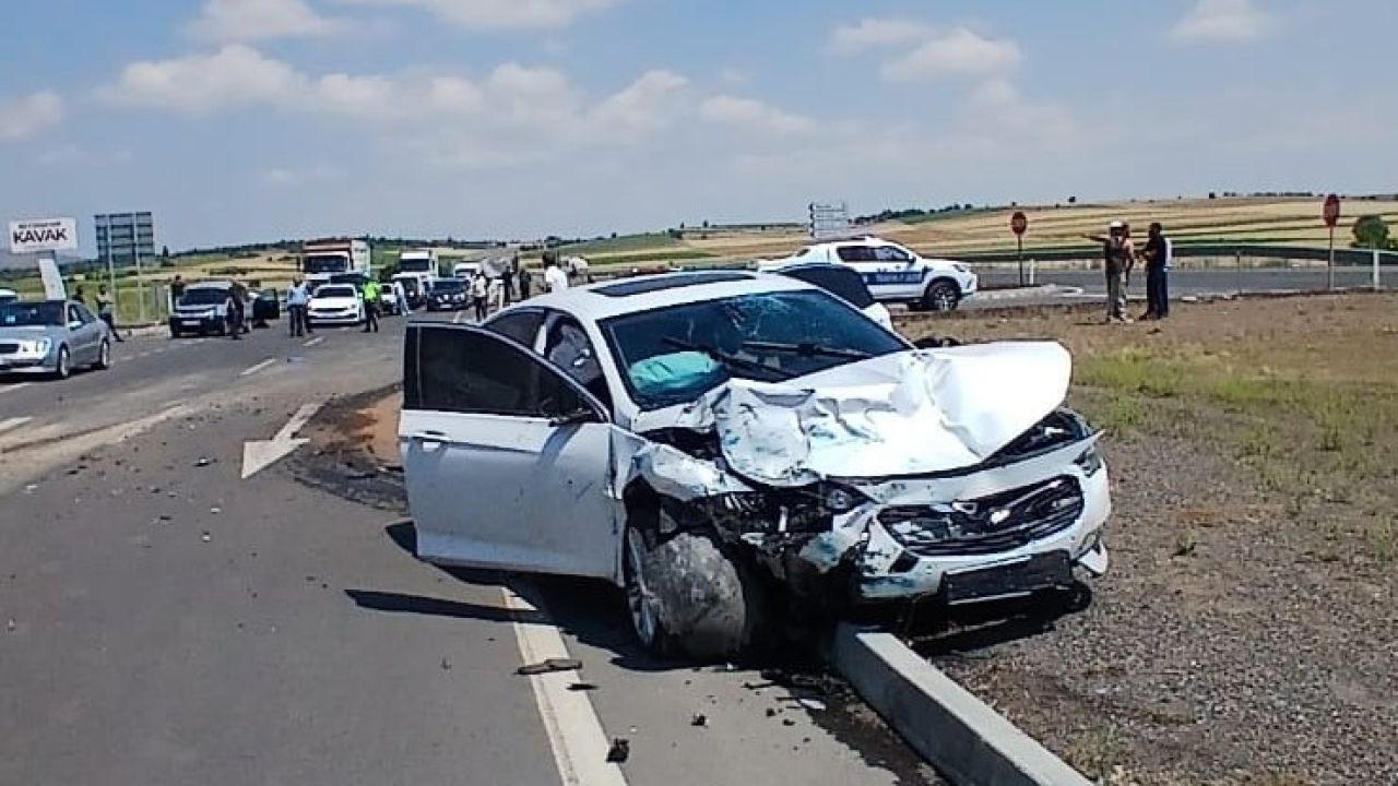 Konya’da otomobil ile hafif ticari araç çarpıştı: 1’i ağır 5 yaralı