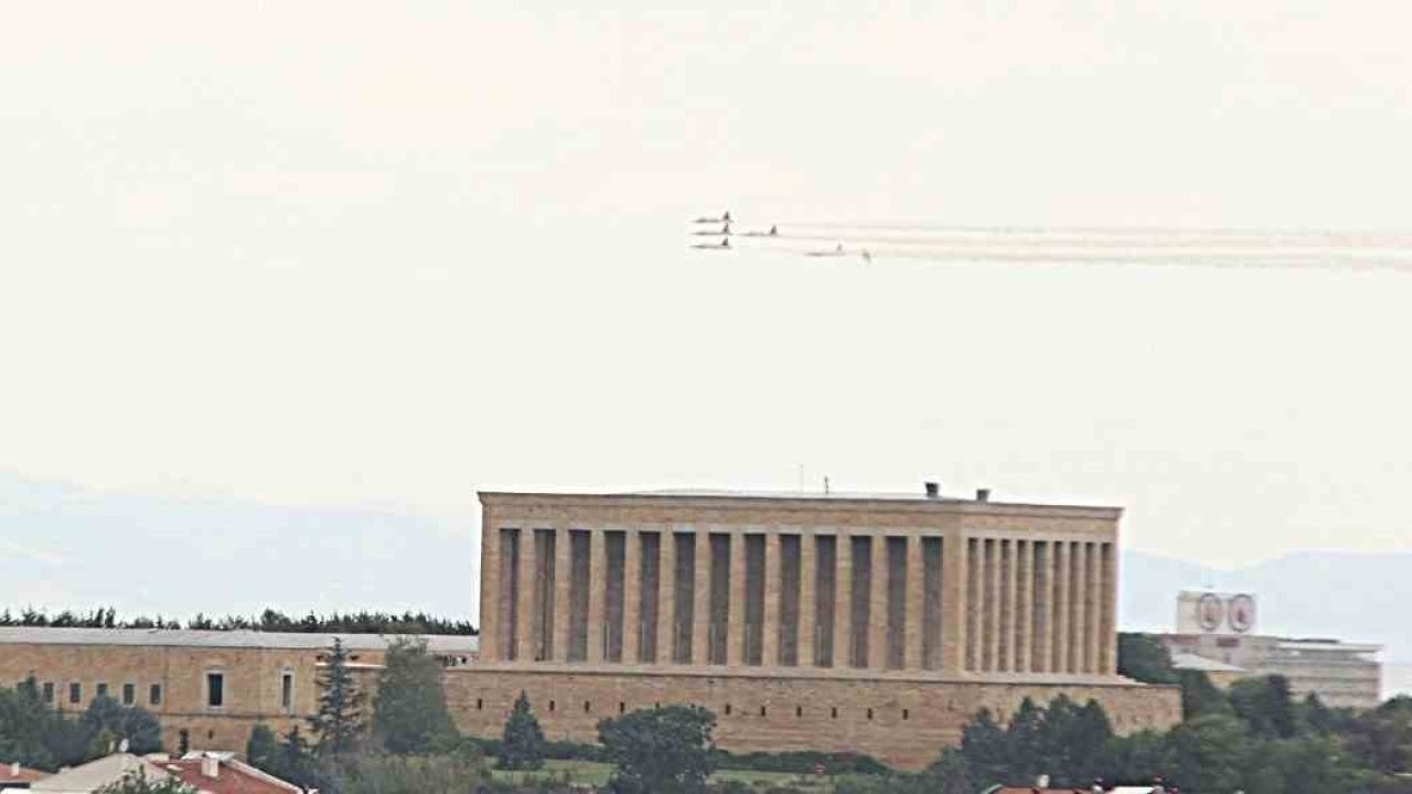 Türk Yıldızları’ndan Ankara semalarında prova uçuşu